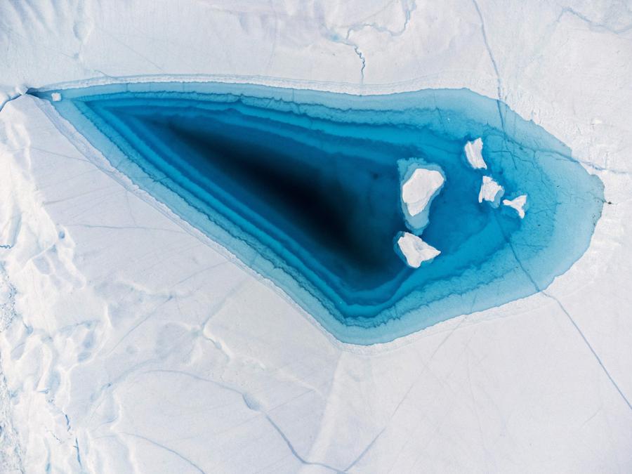 Acqua color turchese   in un grande buco fuso sulla cima di un iceberg nella baia di Disko, Ilulissat, Groenlandia occidentale (Odd Andersen/Afp)