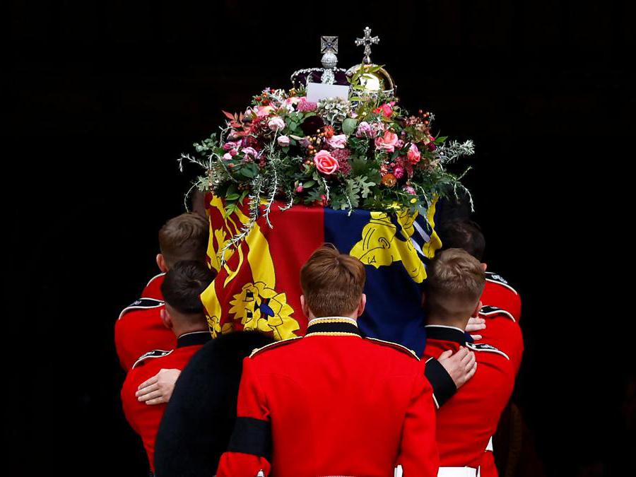 La bara della regina Elisabetta II,  nella cappella di San Giorgio all’interno del Castello di Windsor  (Jeff J Mitchell/ Afp)