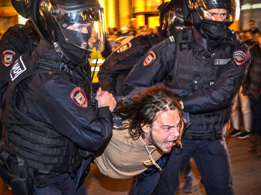 Gli agenti di polizia arrestano un uomo durante la protesta contro la parziale mobilitazione annunciata dal presidente russo, a Mosca (Alexander Nemenov/Afp)