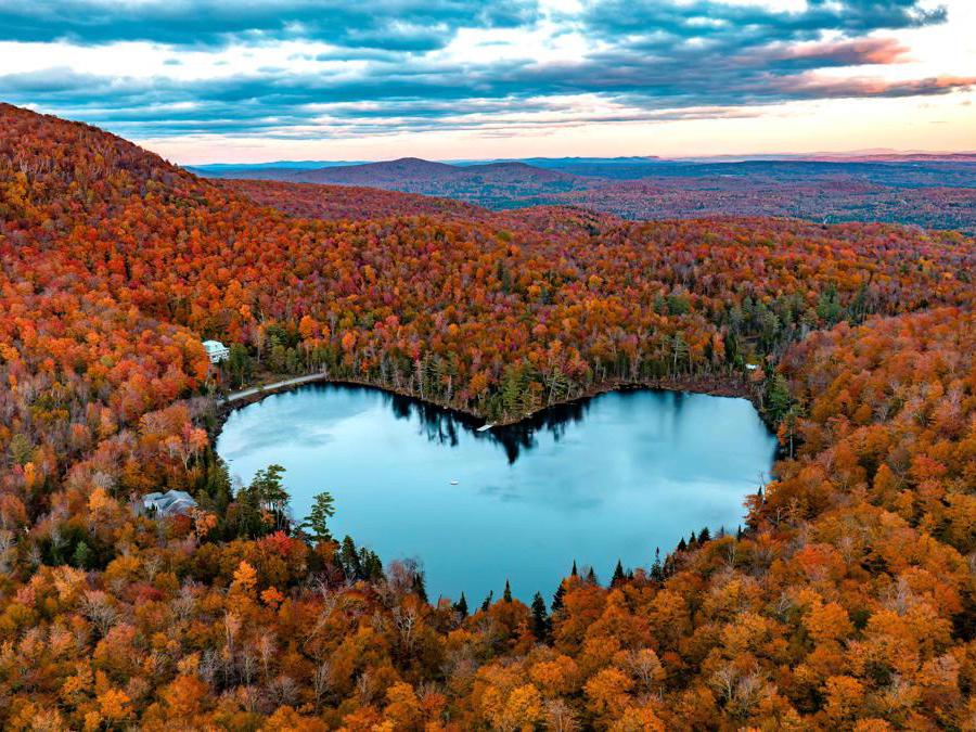 In questa immagine aerea, Baker Lake è circondato dai colori dell’autunno vicino a East Bolton, Quebec, Canada (Sebastien St-Jea/Afp) 