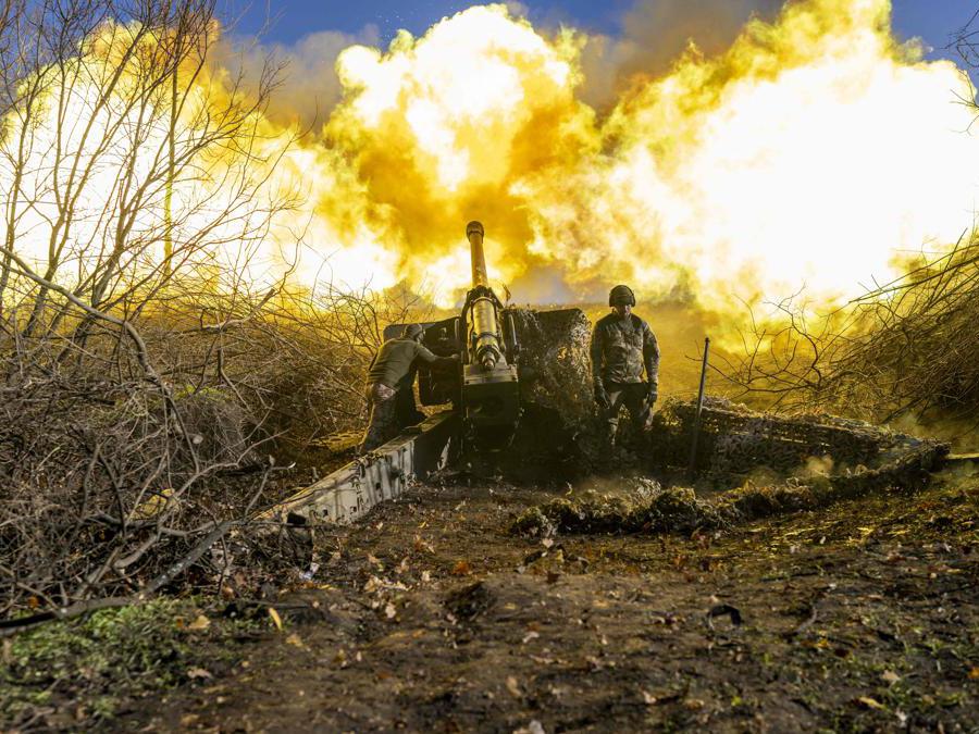 Un soldato ucraino di un’unità di artiglieria spara verso le postazioni russe fuori Bakhmut (Bulent Kilic/Afp)