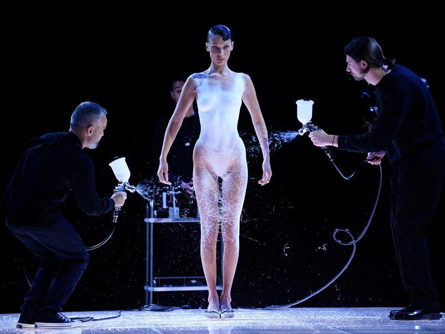 La modella statunitense Bella Hadid viene vestita spruzzando del tessuto Fabrican Spray-on durante la sfilata Coperni Primavera-Estate 2023 nell’ambito della Paris Womenswear Fashion Week, a Parigi (Julien De Rosa/Afp)