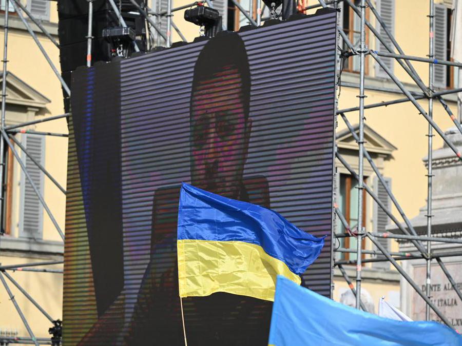 Il presidente dell’Ucraina Volodymyr Zelenskyj in collegamento con Firenze  (Ansa/Claudio Giovannini)
