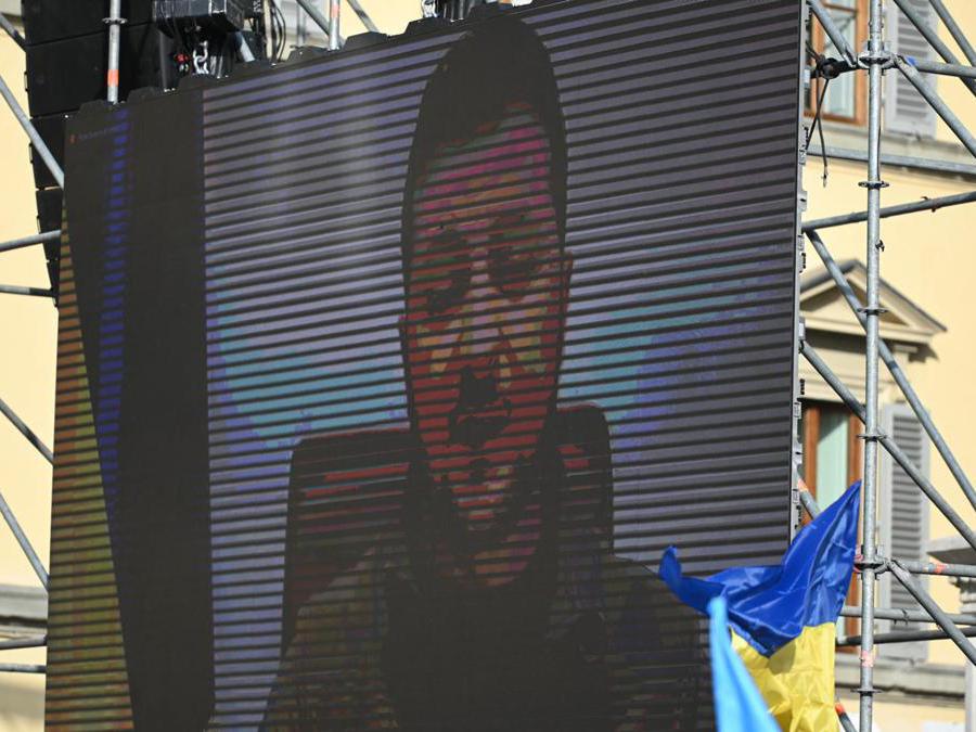 Il presidente dell’Ucraina Volodymyr Zelenskyj in collegamento con Firenze  (Ansa/Claudio Giovannini)