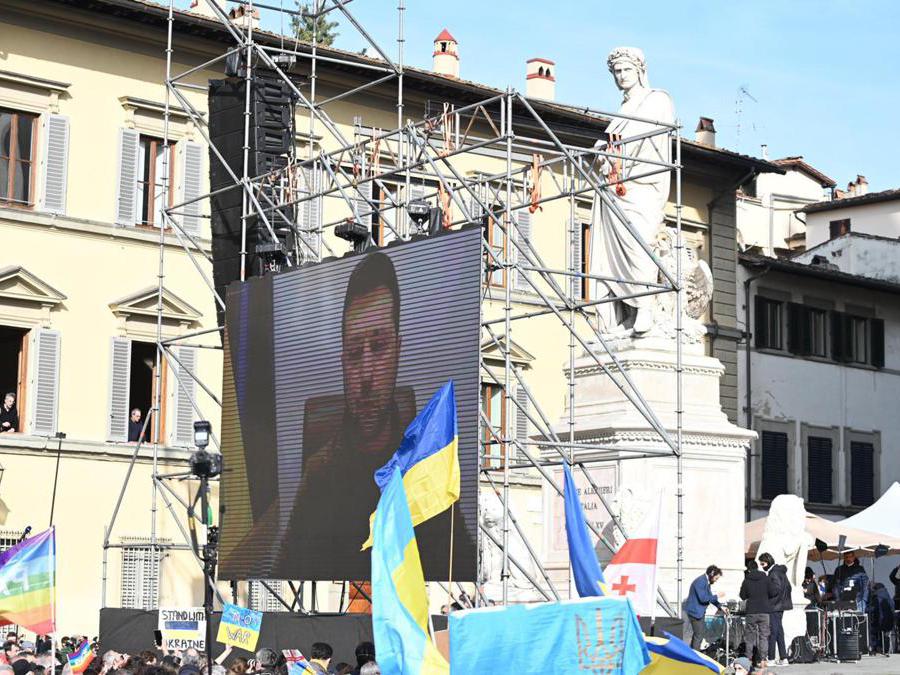 Il presidente dell’Ucraina Volodymyr Zelenskyj in collegamento con Firenze  (Ansa/Claudio Giovannini)