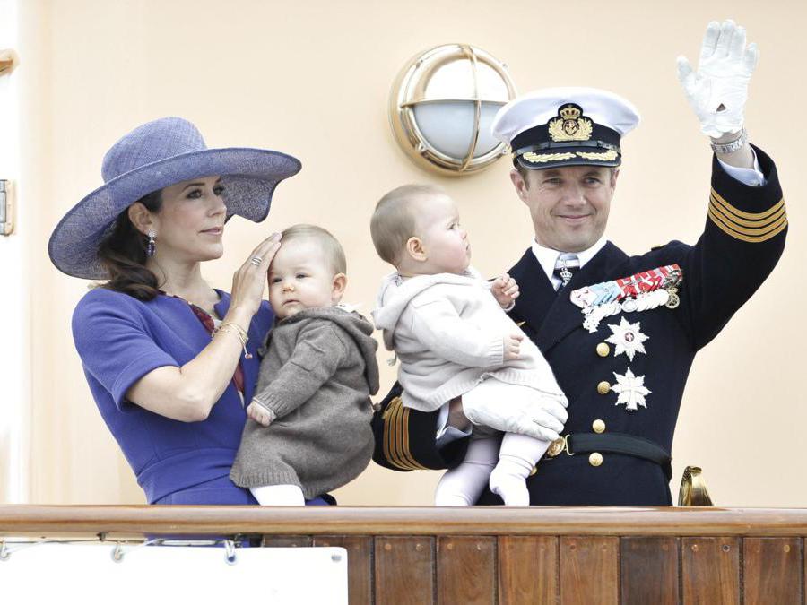 2011 - La principessa ereditaria danese Mary e il principe ereditario Frederik tengono i gemelli Prince Vincent e Princess Josephine all’arrivo con lo yacht reale Dannebrog a Hirtshals, Danimarca, 25 agosto 2011. (EPA/Henning Bagger)
