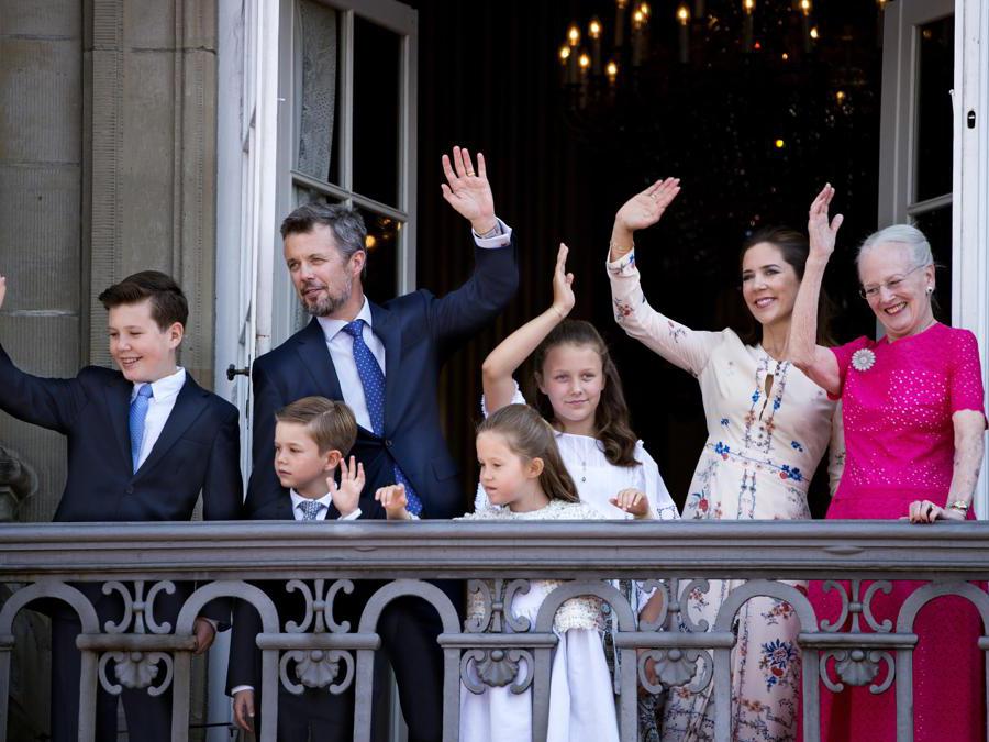 2018 - Il principe ereditario danese Frederik (secondo a sinistra), la principessa ereditaria Mary (seconda a destra), i loro figli e la regina Margrethe II (a destra) salutano sul balcone del castello di Amalienborg in occasione del cinquantesimo compleanno del principe ereditario, a Copenaghen, Danimarca, 26 maggio 2018. (EPA/Liselotte Sabroe)
