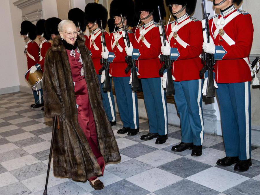 2024 - La regina danese Margrethe II arriva a salutare i membri del corpo diplomatico in occasione del nuovo anno al Palazzo di Christiansborg a Copenhagen, Danimarca, 03 gennaio 2024. La regina Margrethe II, 83 anni, che ha regnato per 52 anni, ha annunciato il 31 dicembre 2023 che si sarebbe dimessa dalla carica di reggente il 14 gennaio 2024, il 52esimo anniversario della sua ascesa al trono. Suo figlio, il principe ereditario Frederik, salirà al trono come re Frederik X. (EPA/Ida Marie Odgaard)