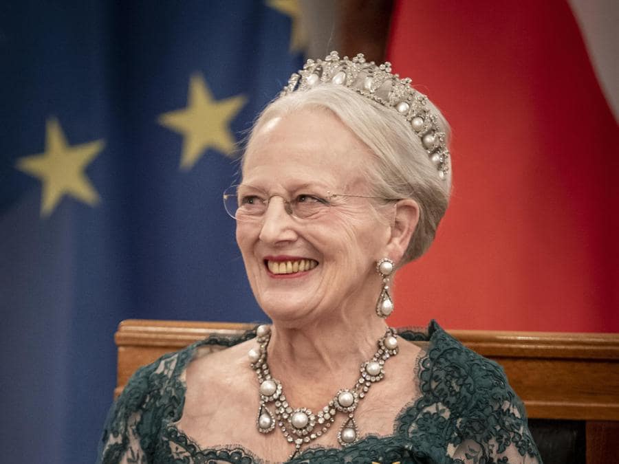 2021 - La regina Margrethe II di Danimarca saluta gli ospiti prima di un banchetto di stato allo Schloss Bellevue, residenza ufficiale del presidente tedesco, a Berlino, Germania, 10 novembre. (EPA/Mads Claus Rasmussen)