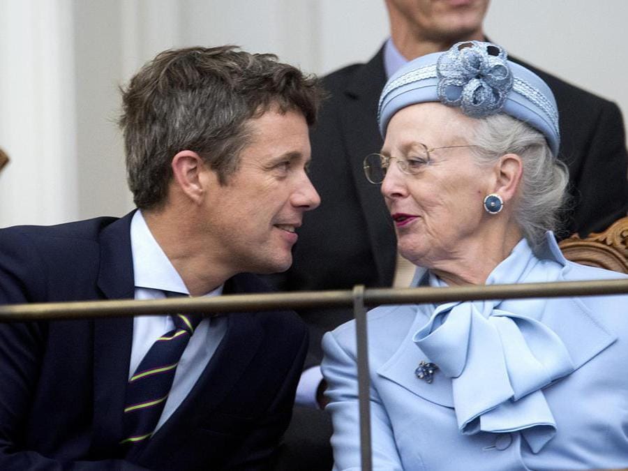 2014 - La Regina Margrethe II di Danimarca (R) e il principe ereditario Frederik partecipano alla sessione di apertura del parlamento danese a Copenhagen, Danimarca, 07 ottobre. (EPA/Keld Navntoft)