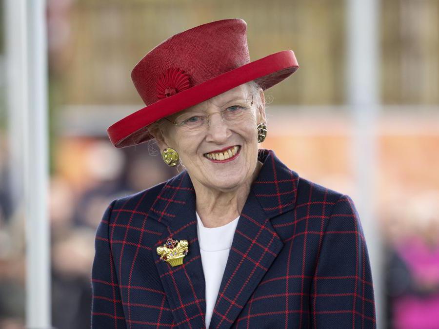 2023 - La regina Margrethe II di Danimarca sorride durante una visita al villaggio OEster Bjerregrav, Danimarca, 31 agosto. (EPA/Bo Amstrup)