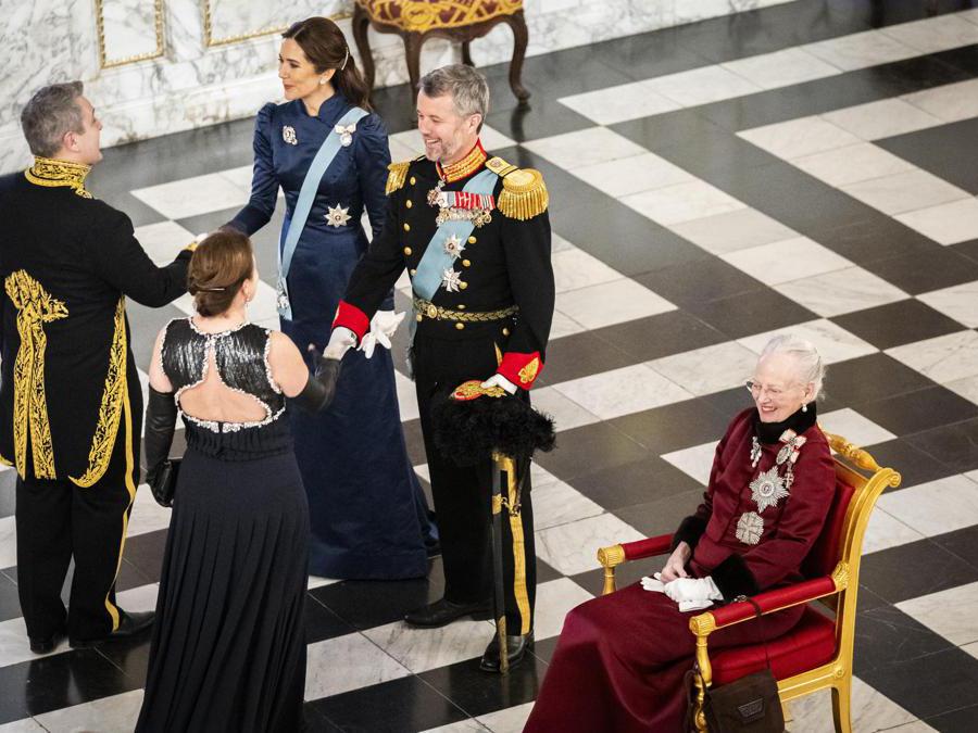 2024 - Da destra a sinistra:  la regina danese Margrethe II, il principe ereditario Frederik e la principessa ereditaria Mary ricevono i membri del corpo diplomatico in occasione del nuovo anno al Palazzo di Christiansborg a Copenhagen. La regina Margrethe II, 83 anni, che ha regnato per 52 anni, il 31 dicembre 2023 ha annunciato che si sarebbe dimessa dalla carica di reggente il 14 gennaio 2024, 52esimo anniversario della sua ascesa al trono. Suo figlio, il principe ereditario Frederik, salirà al trono come re Frederik X. (EPA/Ida Marie Odgaard)