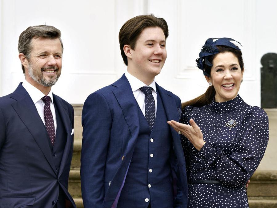 2021 - Il principe Christian di  Danimarca   (al centro) tra i suoi genitori il principe ereditario Frederik e la principessa ereditaria Mary, a Fredensborg, Danimarca, 15 maggio. (EPA/Keld Navntoft )