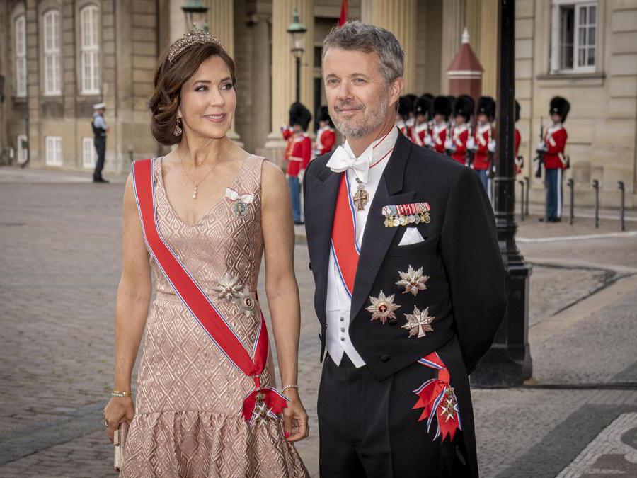 2023 - Il principe ereditario danese Frederik e la principessa ereditaria Mary arrivano per una cena di gala al castello di Amalienborg a Copenhagen, Danimarca, 15 giugno. (EPA/Mads Claus Rasmussen)
