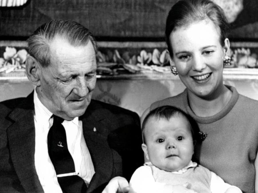 1967 - Il re danese Frederik IX, il principe ereditario Frederik, la principessa Margrethe a Copenhagen, Danimarca, 1967. (EPA/Allan Moe)