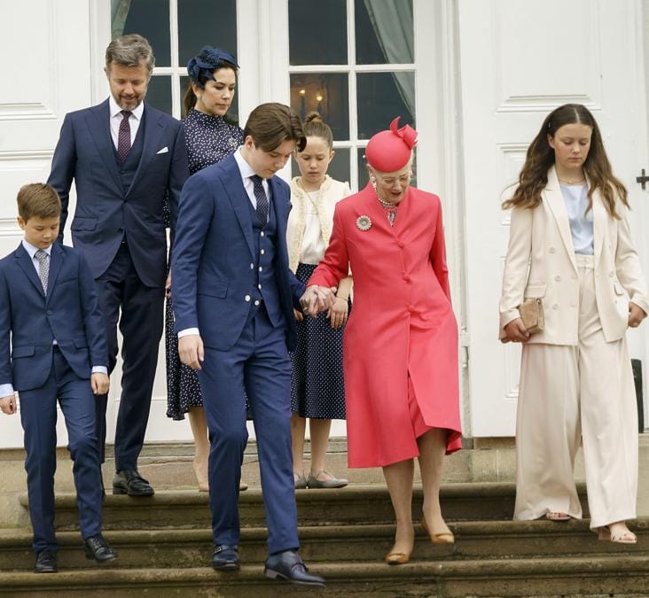 2021 - Il principe Christian  (centro-sinistra) scorta sua nonna, la regina Margrethe II (centro-destra) giù per le scale davanti al principe Vincent (sinistra), al principe ereditario Frederik (secondo a sinistra), alla principessa ereditaria Mary (terza a sinistra), la principessa Josephine (al centro) e la principessa Isabella (a destra) dopo la sua Cresima nella chiesa del castello di Fredensborg, a Fredensborg, Danimarca, 15 maggio. (EPA/Keld Navntoft)