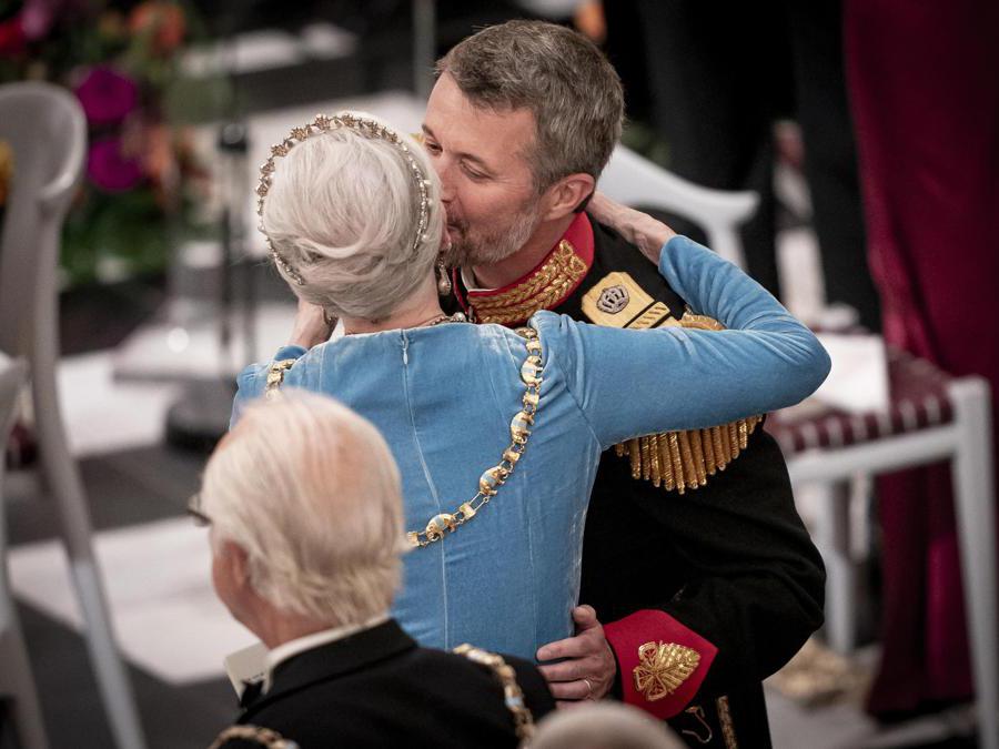 2022 - Il principe ereditario danese Frederik bacia sua madre, la regina Margrethe II durante una cena di gala che celebra il cinquantesimo anniversario del trono della regina al castello di Christiansborg a Copenhagen, Danimarca, 11 settembre. (EPA/Mads Claus Rasmussen)