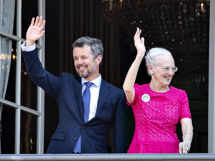 2018 - La regina Margrethe II di Danimarca e il principe ereditario Frederik salutano dal balcone del castello di Amalienborg in occasione del cinquantesimo compleanno del principe ereditario, a Copenhagen, in Danimarca, il 26 maggio. (EPA/Henning Bagger)