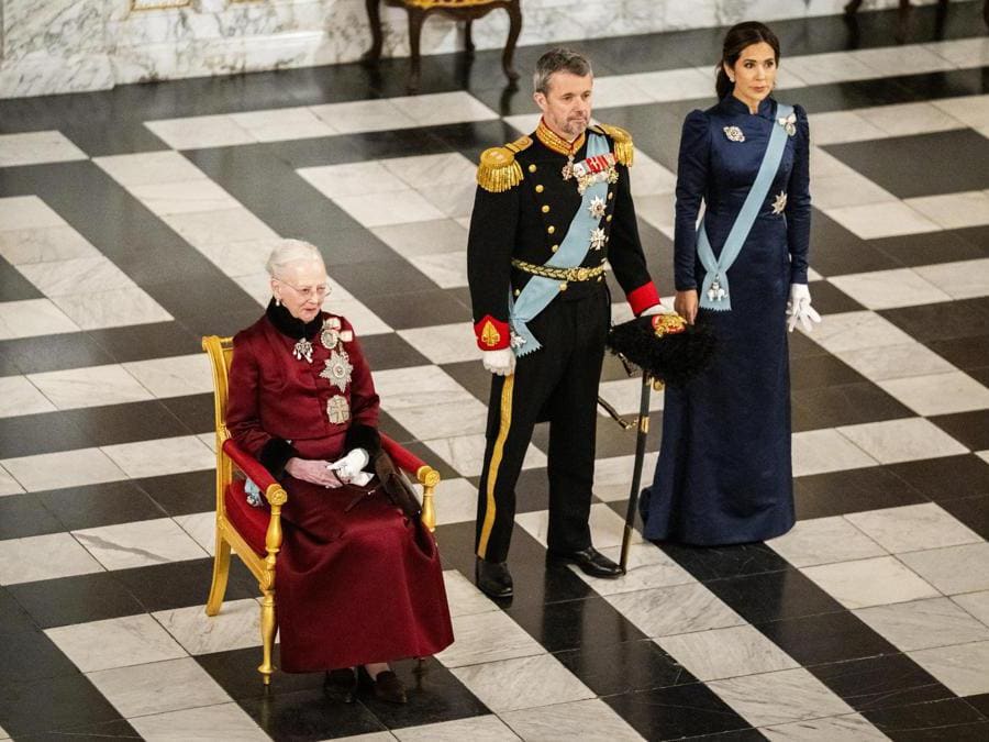 2024 - Da sinistra a destra: la regina danese Margrethe, il principe ereditario Frederik e la principessa ereditaria Mary salutano il corpo diplomatico in occasione del nuovo anno al Palazzo di Christiansborg a Copenhagen, Danimarca, il 3 gennaio. (EPA/Ida Marie Odgaard)