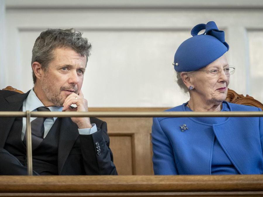 2023 - La regina danese Margrethe II e il principe ereditario Frederik partecipano all’apertura del Folketing a Christiansborg a Copenhagen, Danimarca, il 3 ottobre. (EPA/Mads Claus Rasmussen)
