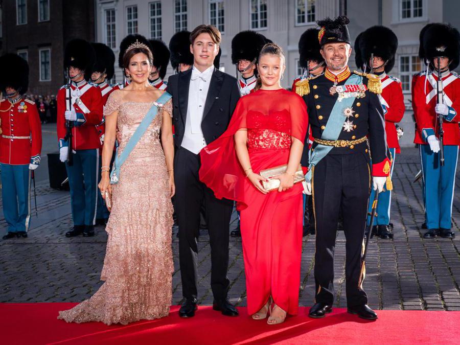2022 - Da sinistra a destra: la principessa ereditaria danese Mary, il principe Christian, la principessa Isabella e il principe ereditario Frederik arrivano al Teatro Reale prima della celebrazione di gala del 50° anniversario della regina, a Copenhagen, Danimarca, il 10 settembre. (EPA/Ida Marie Odgaard send2net) 