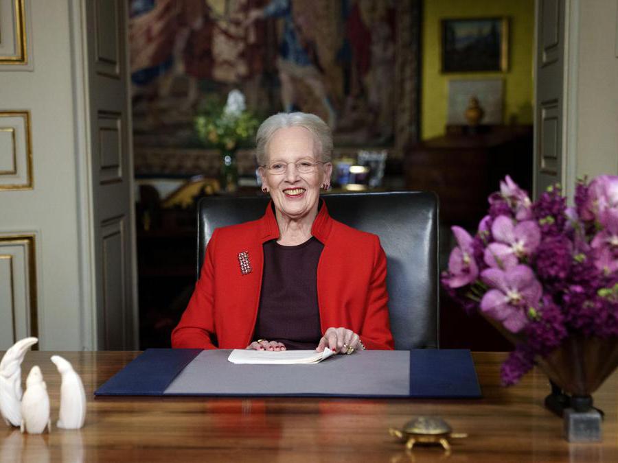 2021 - La regina Margrethe II di Danimarca dopo aver pronunciato il discorso di Capodanno al castello di Amalienborg a Copenhagen, Danimarca, 31 dicembre. (EPA/Keld Navntoft)