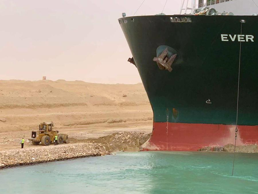 In questa foto rilasciata dall'Autorità del Canale di Suez, una nave da carico, chiamata Ever Green, si trova con la prua conficcata nel muro mercoledì 24 marzo 2021, dopo aver svoltato di lato nel Canale di Suez in Egitto, bloccando il traffico in un cruciale est- Via navigabile occidentale per spedizioni globali. Un funzionario egiziano ha avvertito mercoledì che potrebbero essere necessari almeno due giorni per liberare la nave. (Suez Canal Authority via AP)