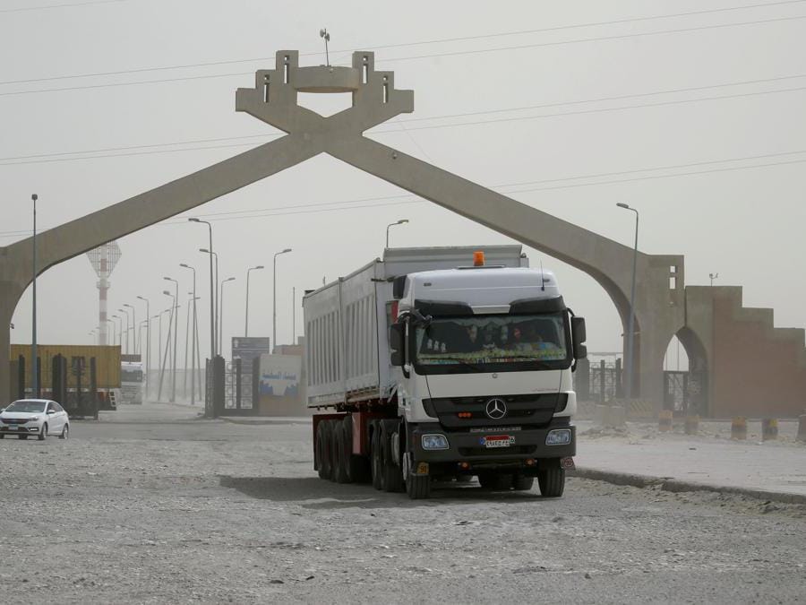 Camion in attesa di passare attraverso il cancello principale del porto di El Ain El Sokhna al Canale di Suez in un tempo polveroso, Egitto. (REUTERS/Amr Abdallah Dalsh)