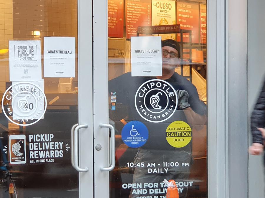I ristoranti e i fast food di New York sono chiusi al pubblico. Lavorano solo con il delivery.