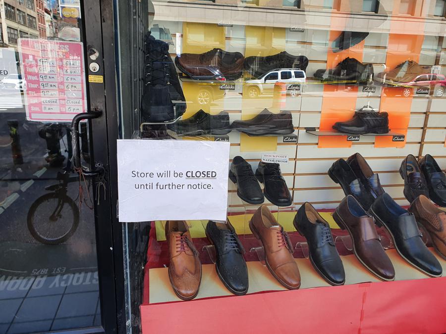 Un negozio di scarpe lungo la 6Th Avenue, chiuso a tempo indeterminato