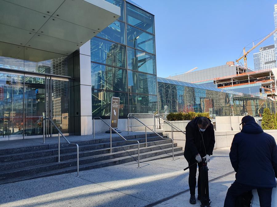 Una troupe televisiva con le mascherine davanti allo Javitz Center, il centro fieristico a Midtown dove il governatore Andrew Cuomo vuole aprire un ospedale temporaneo con 1.500 posti letto per le terapie intensive