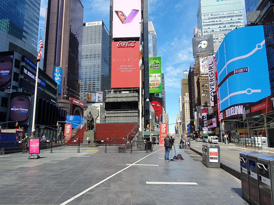 Times Square come appare in questi giorni. Uno dei posti più affollati del pianeta visitato ogni anno da quaranta milioni di turisti.