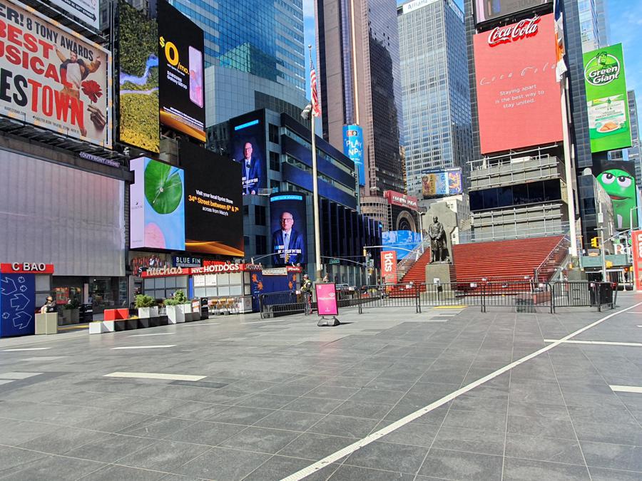 Times Square come appare in questi giorni. Uno dei posti più affollati del pianeta visitato ogni anno da quaranta milioni di turisti.