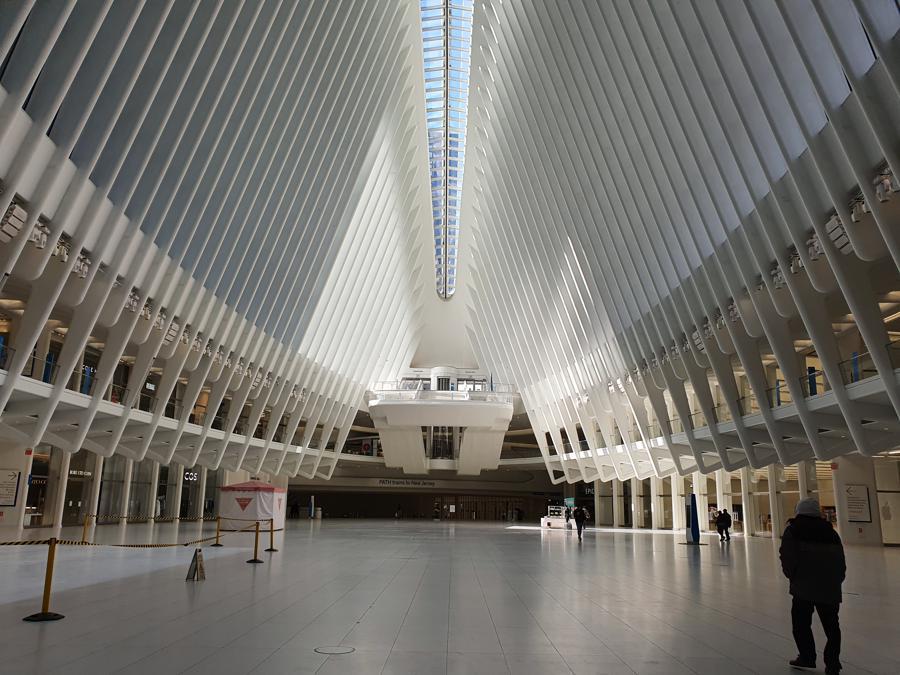 L'Oculus di Santiago Calatrava è un incrocio nevralgico per i pendolari che arrivano ogni giorno a Manhattan. In questi giorni è simile a una enorme cattedrale bianca. Vuota.