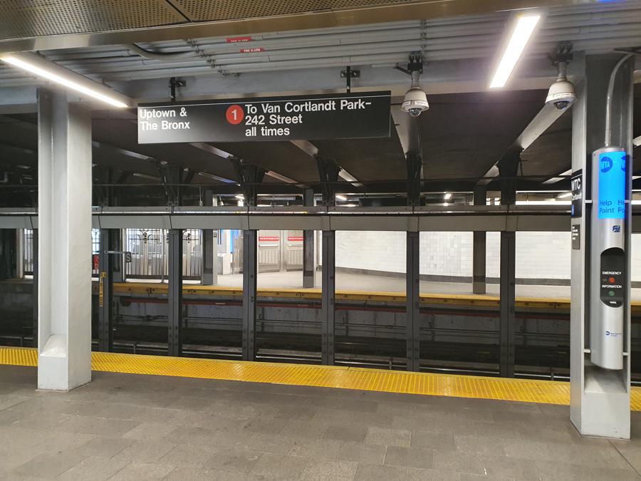 Stazione della metropolitana di New York a Fulton Street. Sulla banchina non c'è nessun passeggero