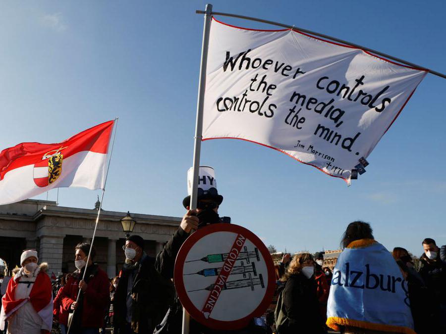 Protesta contro le misure anticovid a Vienna, Austria. REUTERS/Leonhard Foeger