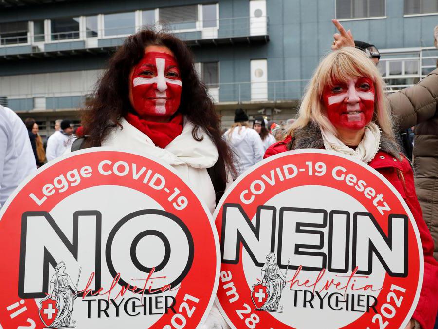 Protesta contro le misure anticovid del governo svizzero a Zurigo, Svizzera.  REUTERS/Arnd Wiegmann