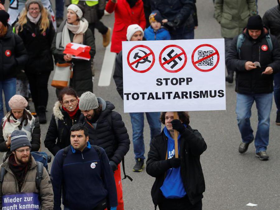 Protesta contro le misure anticovid del governo svizzero a Zurigo, Svizzera. REUTERS/Arnd Wiegmann
