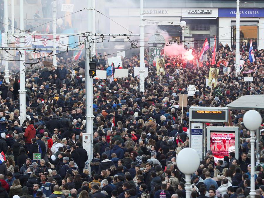 Manifestanti si radunano per protestare contro le misure anticovid  a Zagabria, in Croazia. REUTERS/Antonio Bronic