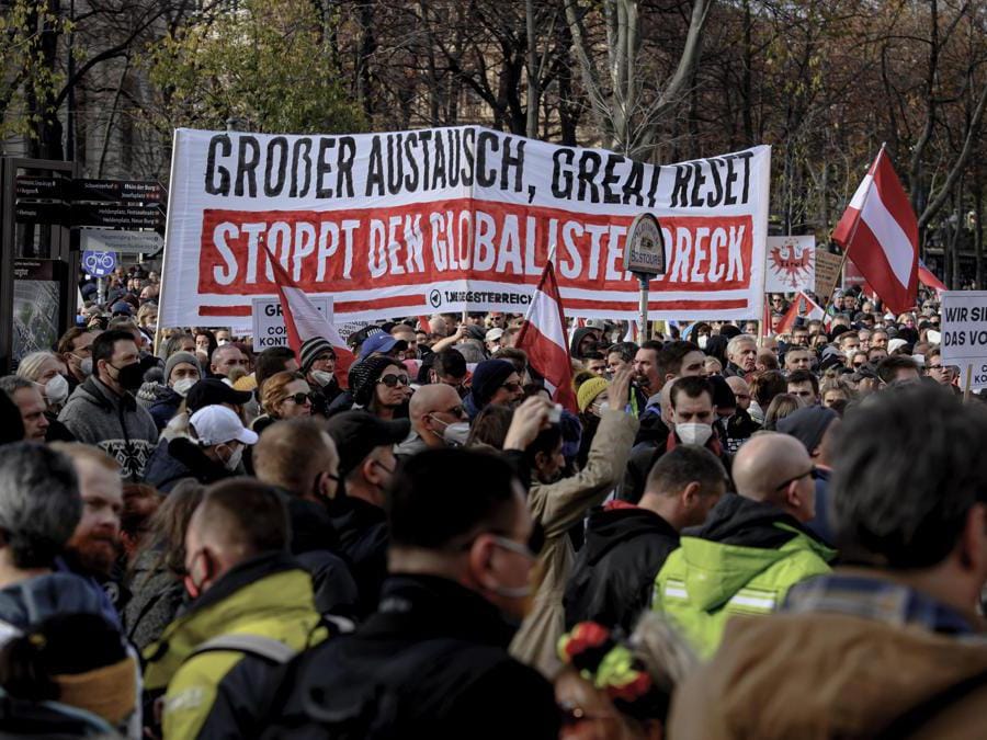 Manifestazione contro le misure del governo austriaco per rallentare la pandemia a Vienna, Austria. EPA/CHRISTIAN BRUNA