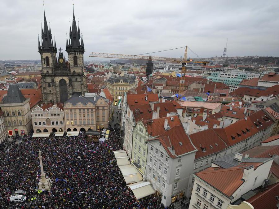 Proteste contro le misure di restrizione del governo per frenare la diffusione di COVID-19  a Praga, Repubblica Ceca. (AP Photo/Petr David Josek)
