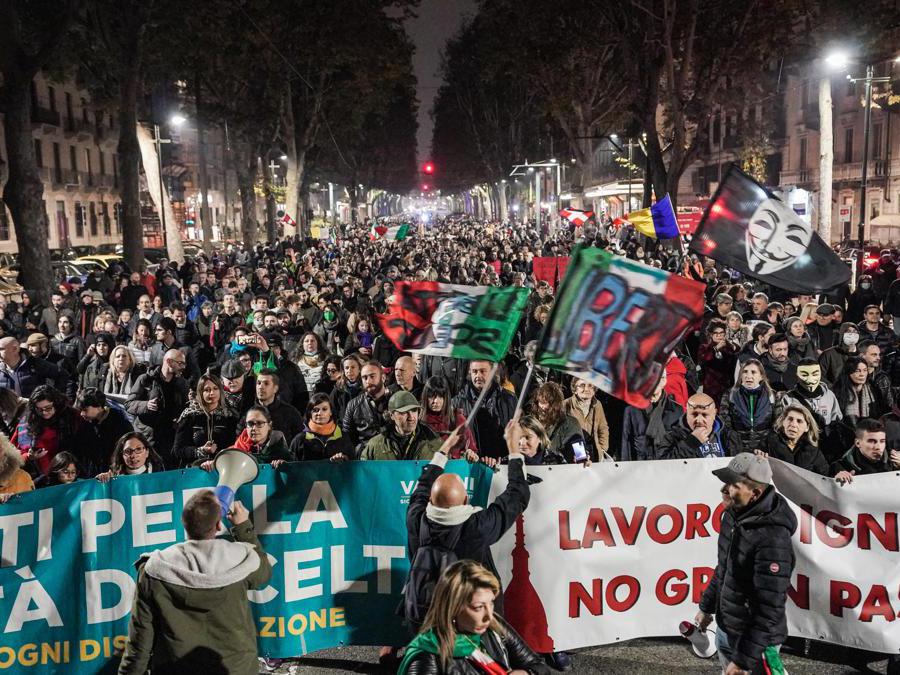Protesta contro il Green Pass a Torino. ANSA/TINO ROMANO