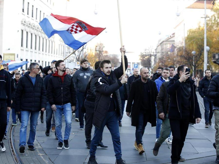 Persone che protestano contro le misure di sicurezza Covid-19 del governo croato e contro il certificato digitale COVID dell’UE nel centro di Zagabria, Croazia. EPA/ANTONIO BAT