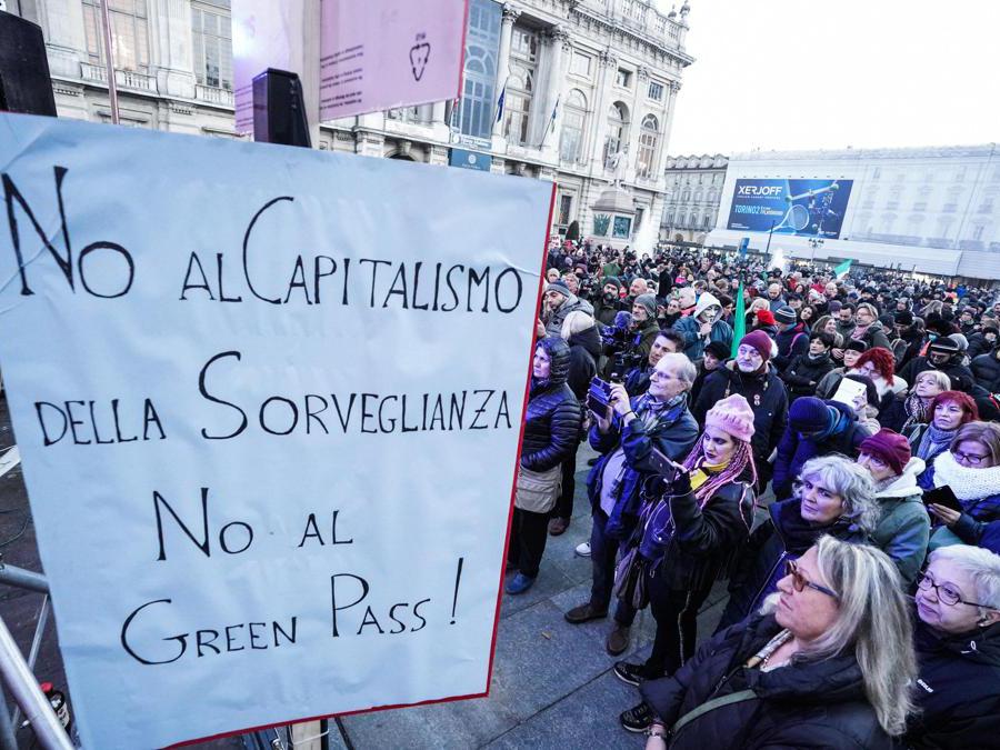 La manifestazione contro il Green pass in piazza Castello, Torino. ANSA/TINO ROMANO