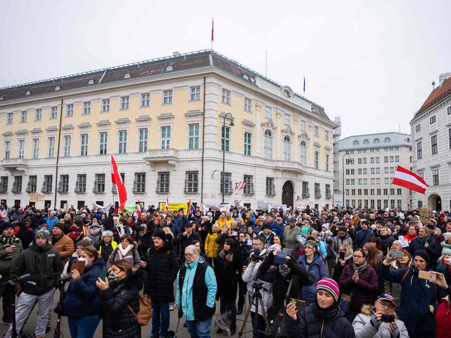 Protesta anti-vaccinazione al Ballhausplatz di Vienna, in Austria. (Photo by GEORG HOCHMUTH / APA / AFP)