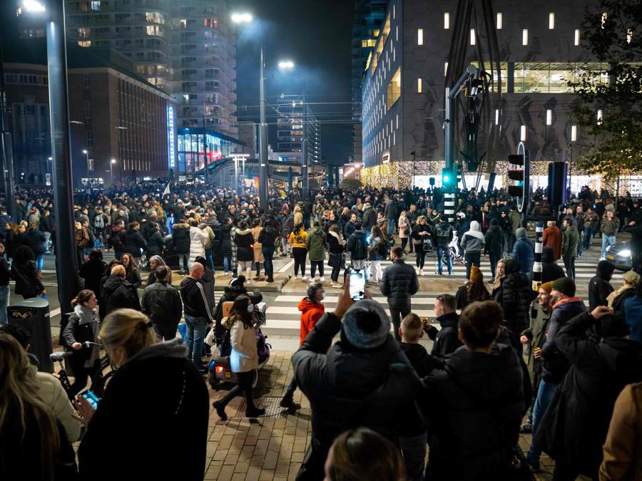 Proteste contro la politica del governo in Coolsingel Street, nella città portuale di Rotterdam, Paesi Bassi. (Photo by Killian LINDENBURG / ANP / AFP) 