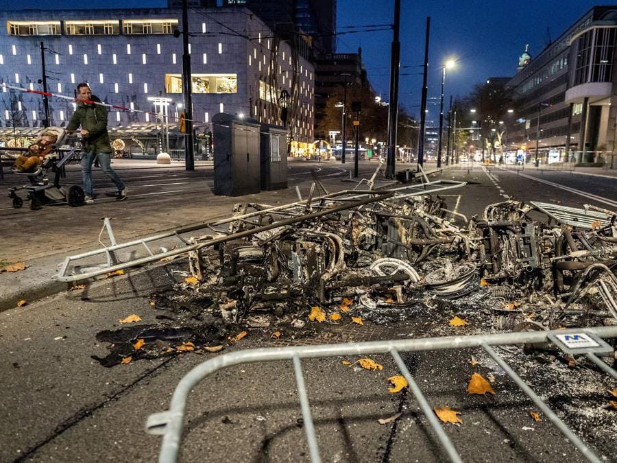 Biciclette bruciate dopo una protesta  a Rotterdam. (Photo by Jeffrey Groeneweg / ANP / AFP)