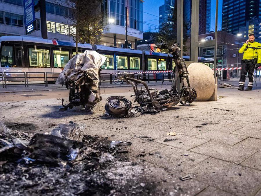 Scooter elettrico bruciato dopo una protesta a Rotterdam. (Photo by Jeffrey Groeneweg / ANP / AFP) 
