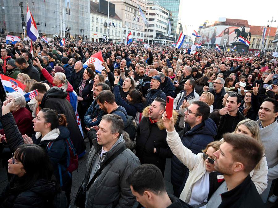 Manifestanti si radunano nel centro di Zagabria per protestare contro le misure antiCovid-19 come i certificati obbligatori per il settore pubblico. (Photo by Denis LOVROVIC / AFP)