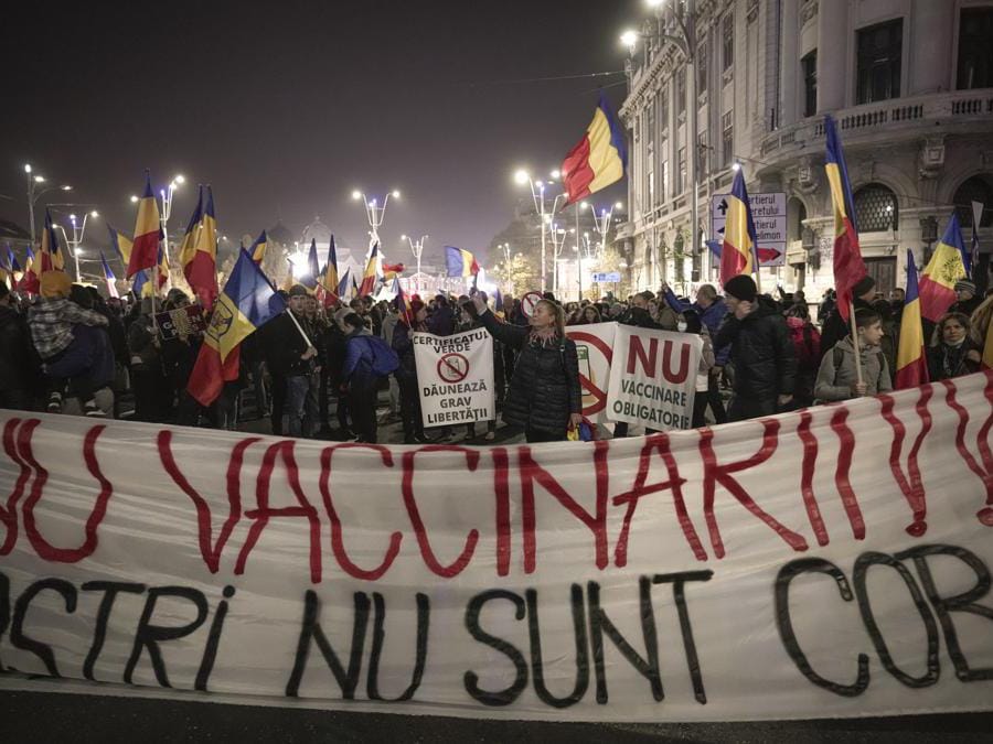 Protesta contro le vaccinazioni, l’introduzione del pass verde e le restrizioni relative al COVID-19 a Bucarest, Romania. (AP Photo/Vadim Ghirda, File)